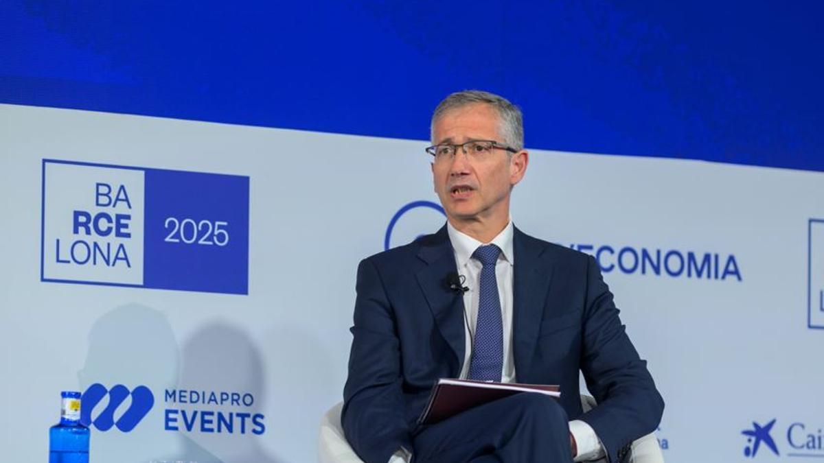 El economista Pablo Hernández de Cos, ex gobernador del Banco de España y actual director general del Banco de Pagos Internacionales (BPI/BIS), la institución que ha puesto la voz de alarma sobre el auge de las criptomonedas vinculadas al dólar y su riesgo para la soberanía financiera europea