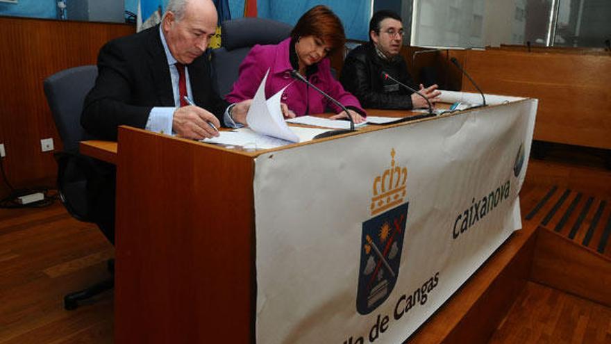 El convenio entre Caixanova y el Concello se firmó ayer .  // G.Núñez
