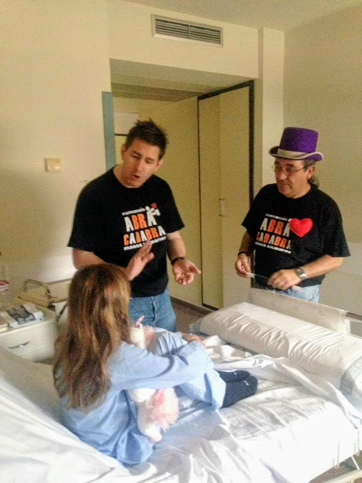 Magia a dos, visitando a una niña enferma en el hospital para ofrecerle magia de cerca.