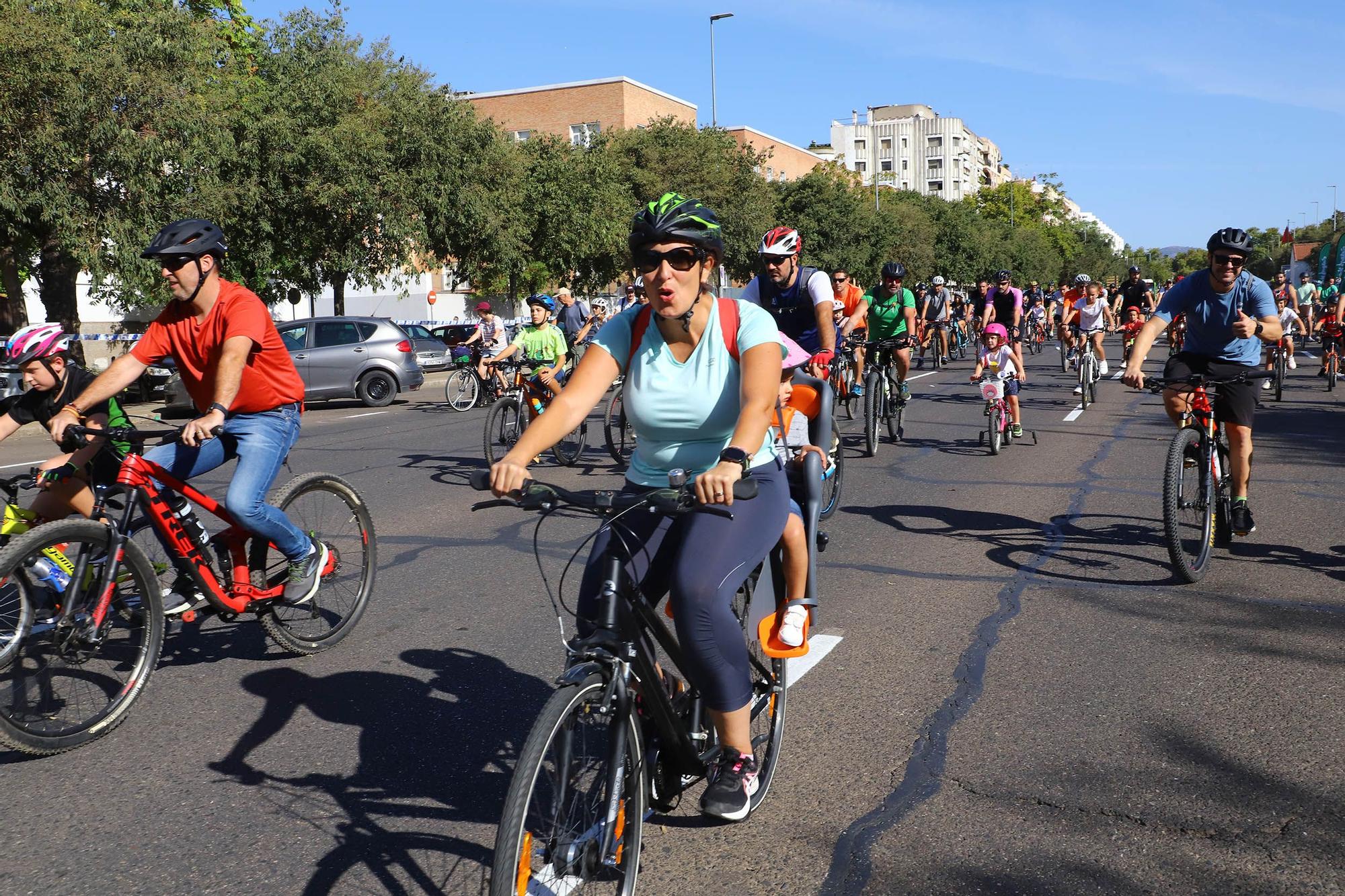 Familias enteras se suman a la Fiesta de la Bicicleta en Córdoba