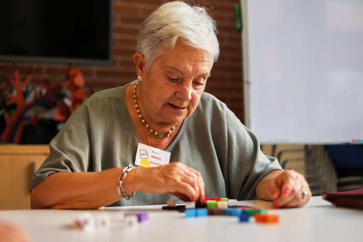 María realiza el juego que le corresponde.