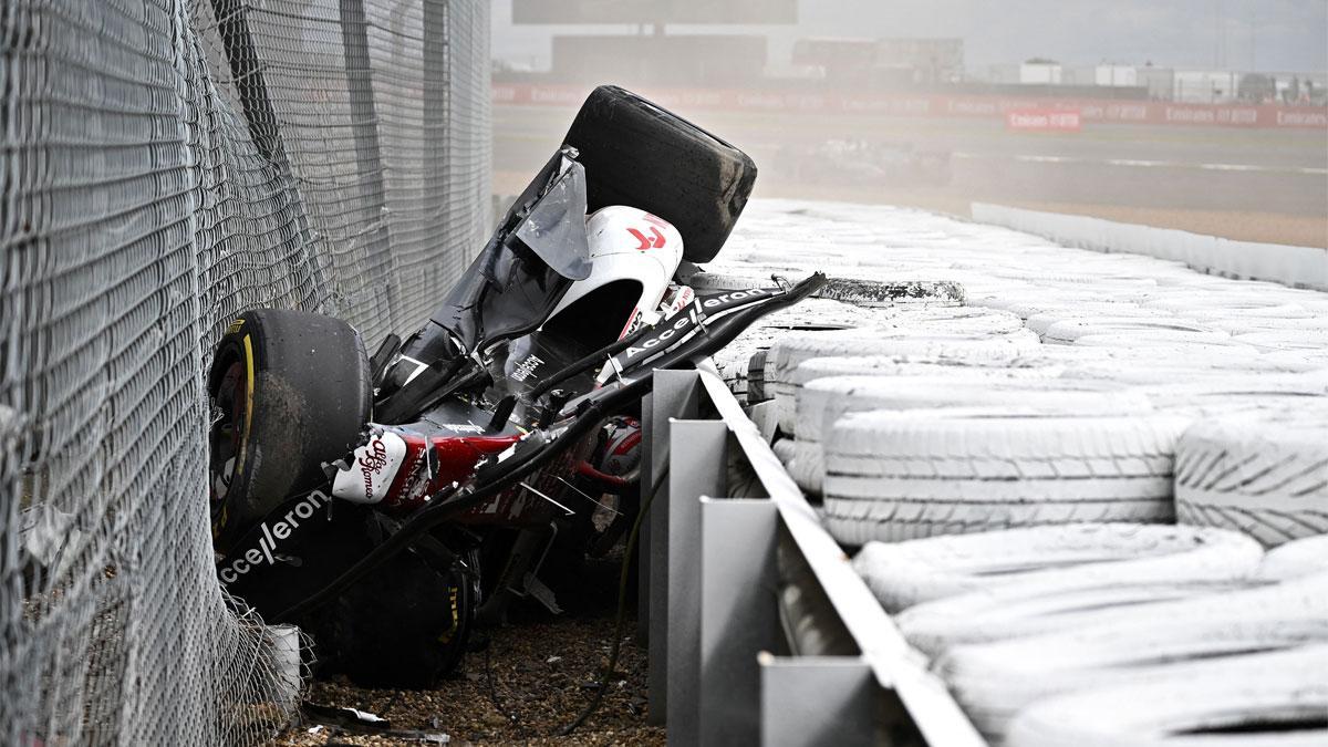 El coche de Zhou quedó atrapado entre la valla y las barreras de seguridad