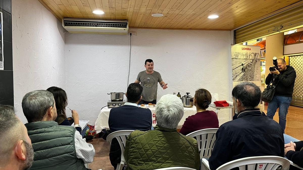 Un momento del 'showcooking' en el Mercado de Elda