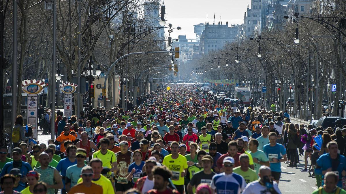 Los corredores ascienden por el Paseo de Gràcia para girar por la calle Rosellon en el km 14,5 del recorrido de la maraton de Barcelona en 2015