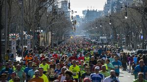 Los corredores ascienden por el Paseo de Gràcia para girar por la calle Rosellon en el km 14,5 del recorrido de la maraton de Barcelona en 2015