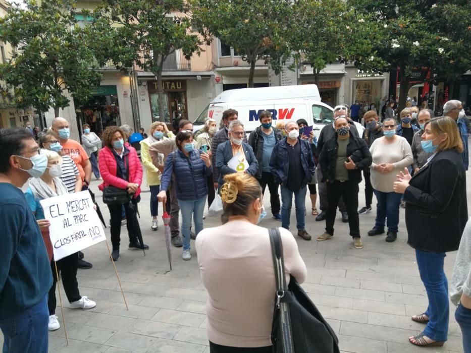 Concentració dels marxants del mercat de la roba