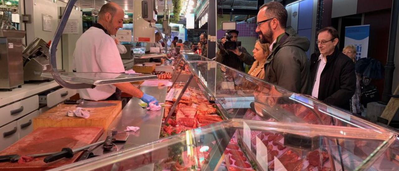 Blanco y los concejales de Vox Avilés, ayer, en el Mercado de Avilés. | A. P. G.