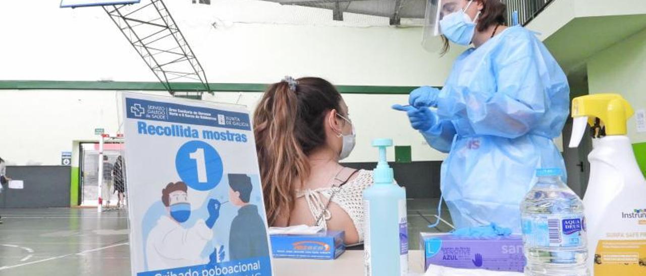 Una enfermera realizando un test de antígenos en Ourense. |   // I.O.