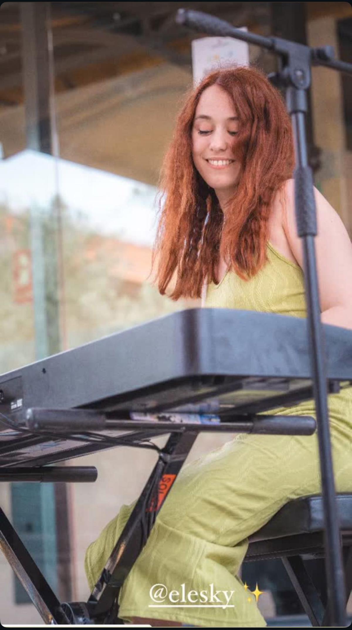 La artista con su piano.