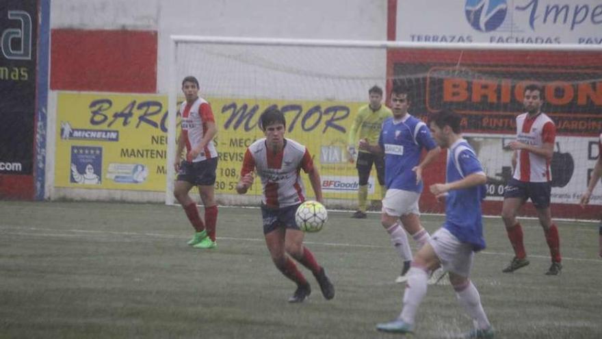 Una acción del partido entre el Alondras y el Val Miñor. // Santos Álvarez