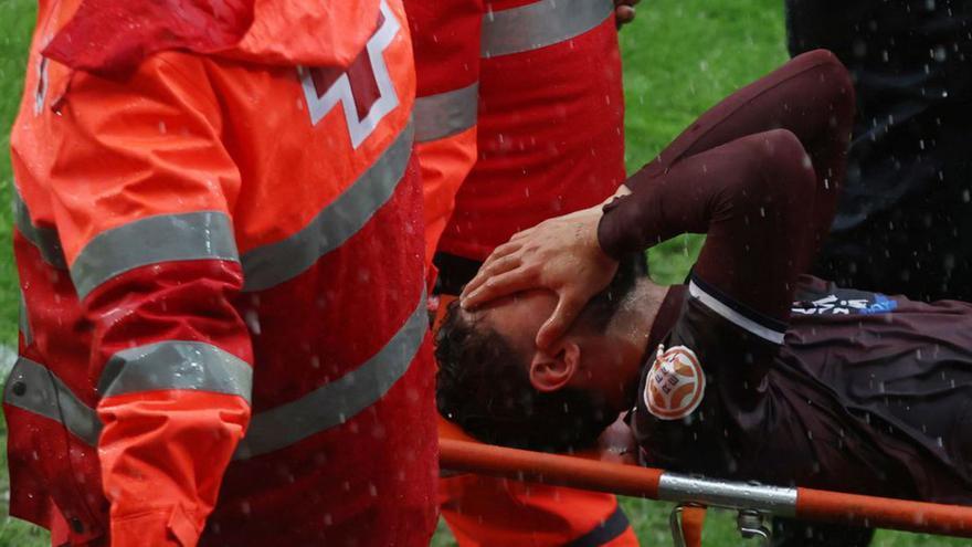 Juanra Gómez, a su salida en camilla el sábado. |  Gustavo Santos