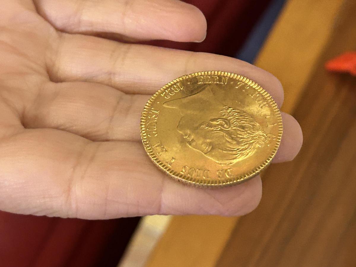 Una de las monedas de 1822 que se expone junto al Tesoro de Villanueva en el Museo Arqueológico Provincial de Badajoz.