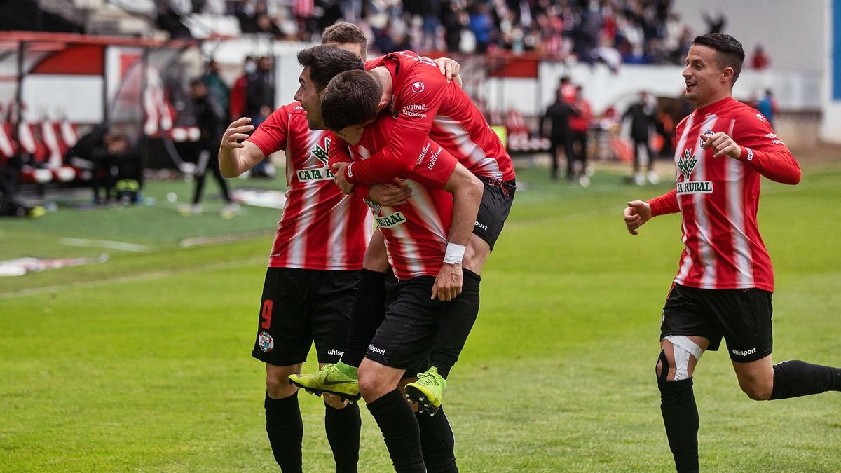Los jugadores felicitan a Carlos Ramos tras su gol, ayer en el Ruta. | |  EMILIO FRAILE