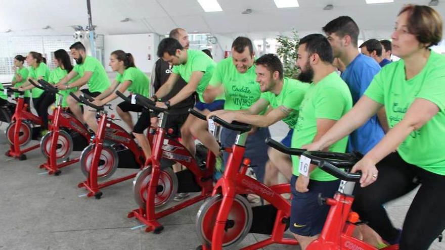 Un grupo de participantes, pedaleando ayer en la Pola.