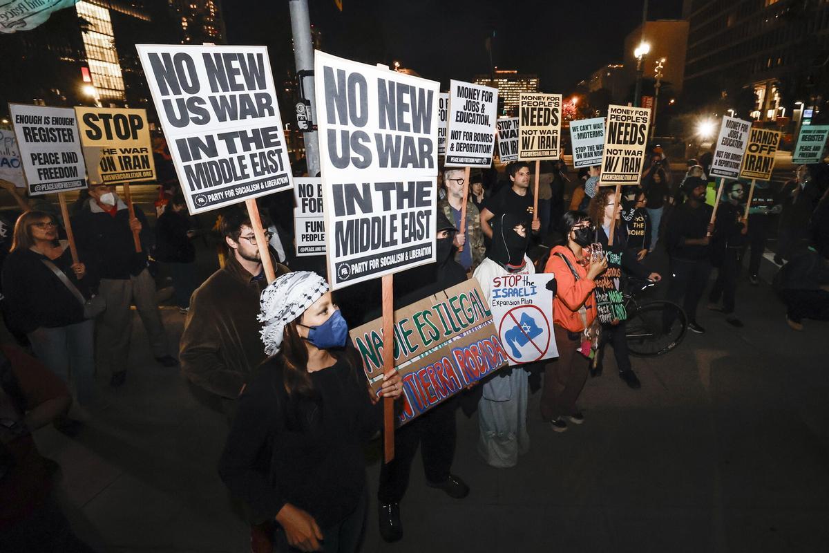 Manifestaciones en Los Ángeles en contra de la guerra en Irán.