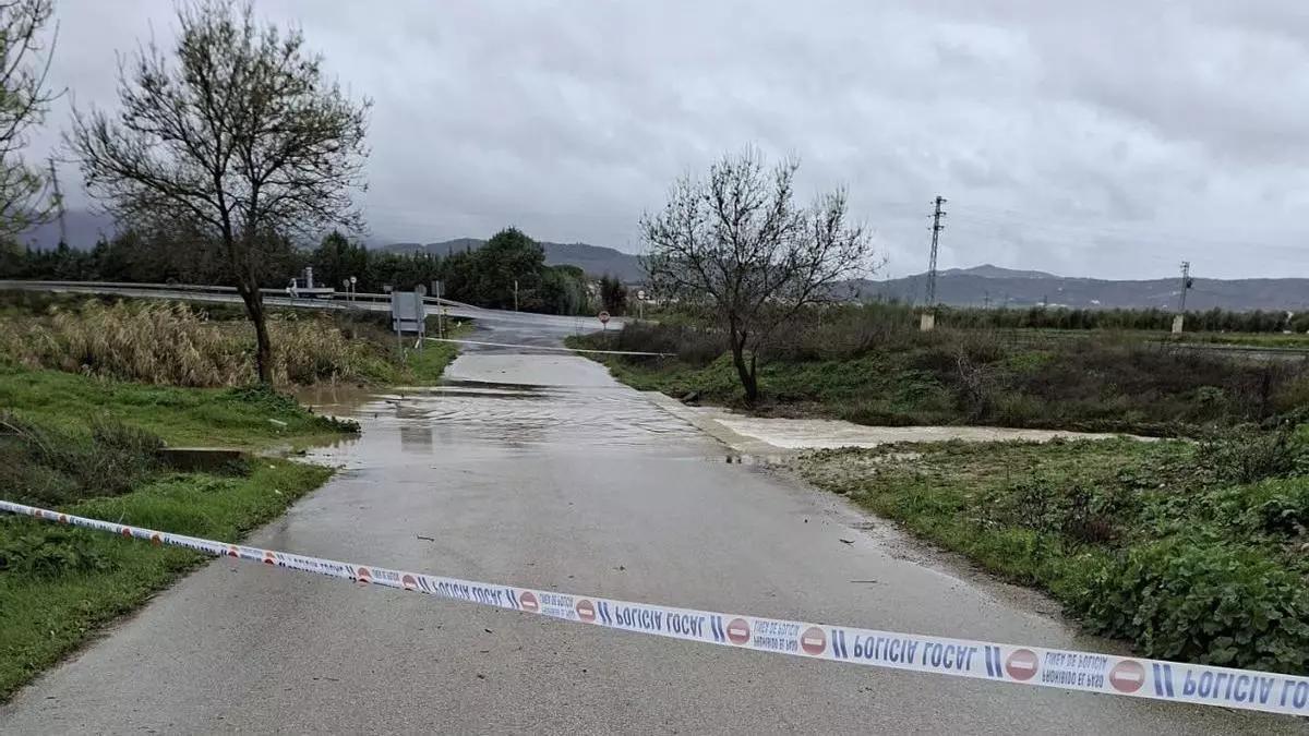 La borrasca Leonardo obliga ya a cortar varias carreteras.