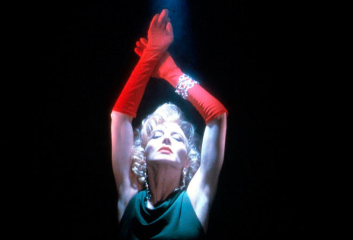 Marisa Paredes, en un fotograma de 'Tacones lejanos'.