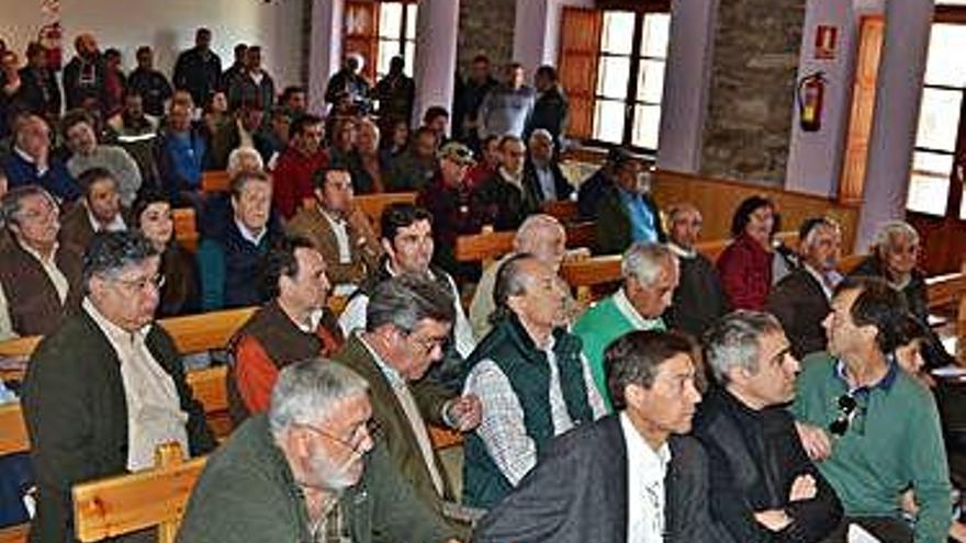 Asistentes a la subasta de caza celebrada ayer en Villardeciervos.