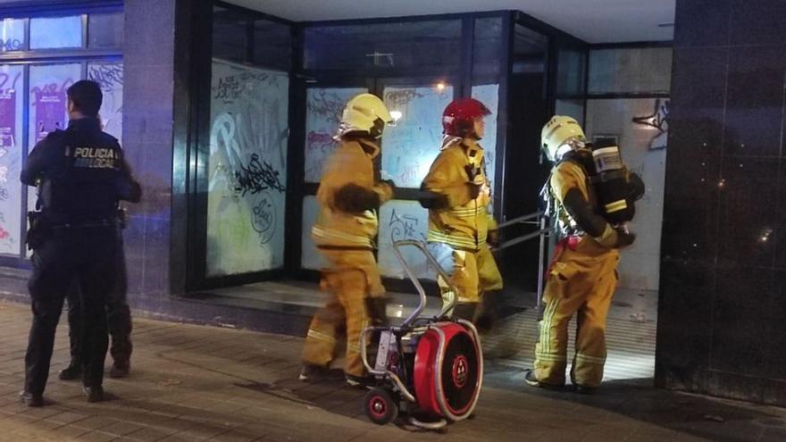 Alarma por un incendio en una sucursal bancaria okupada