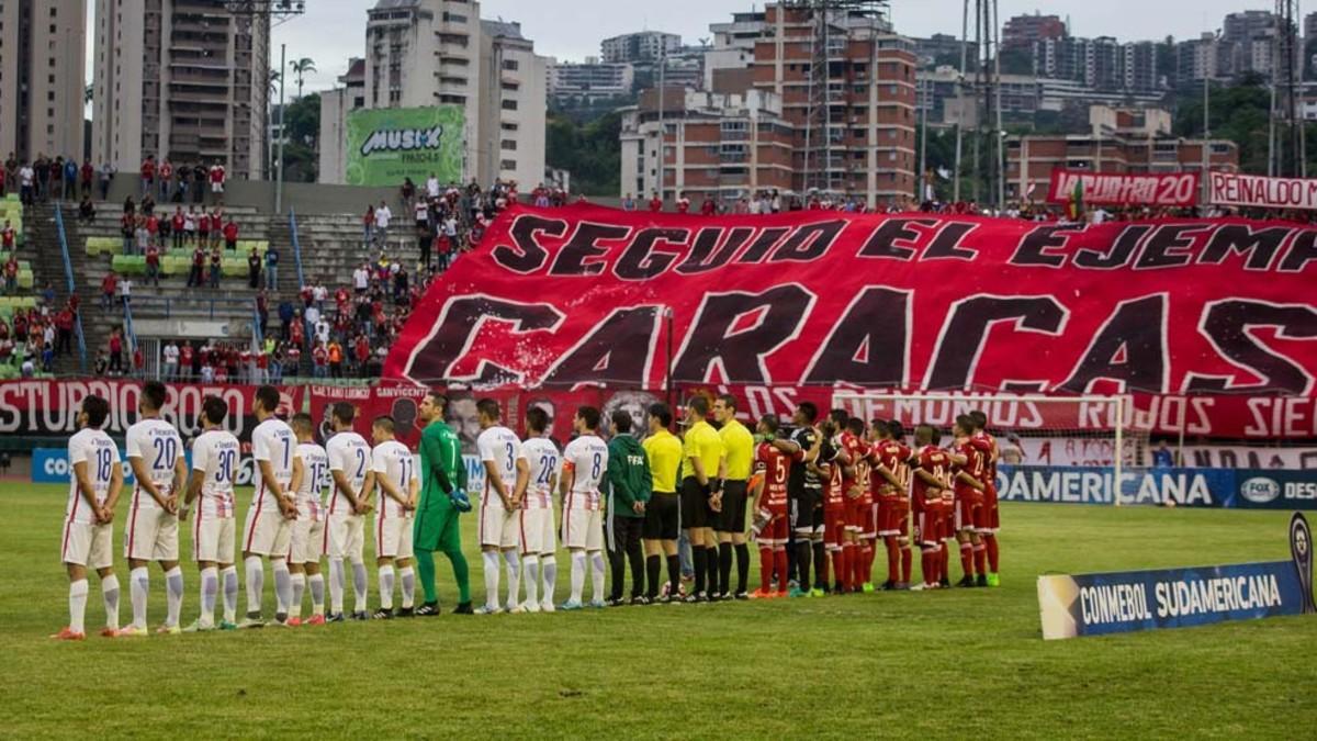 Jugadores de Caracas FC y Cerro Porteño realizaron un acto fuera del protocolo, además del minuto de silencio