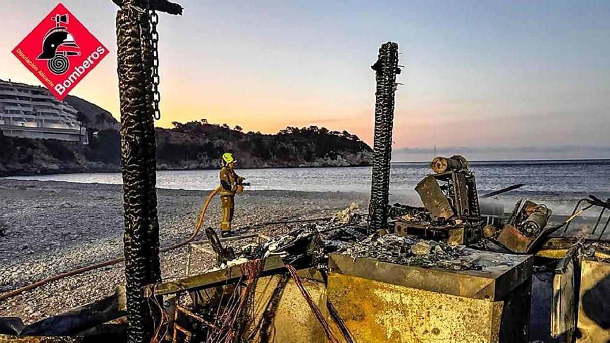 Estado en el que quedó el chiringuito de la playa Mascarat de Altea tras su incendio en la madrugada del 28 de abril de 2026.