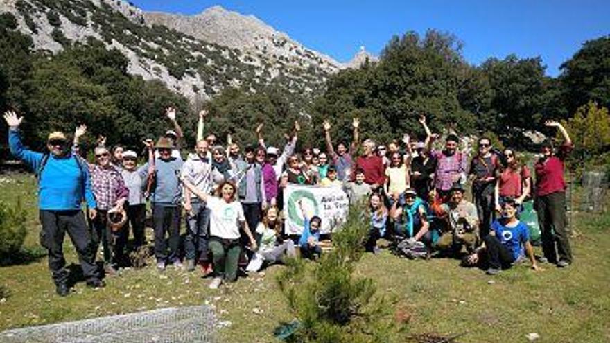 Socios y voluntarios de Amics de la Terra Mallorca en celebraciÃ³n de su 25Âº aniversario