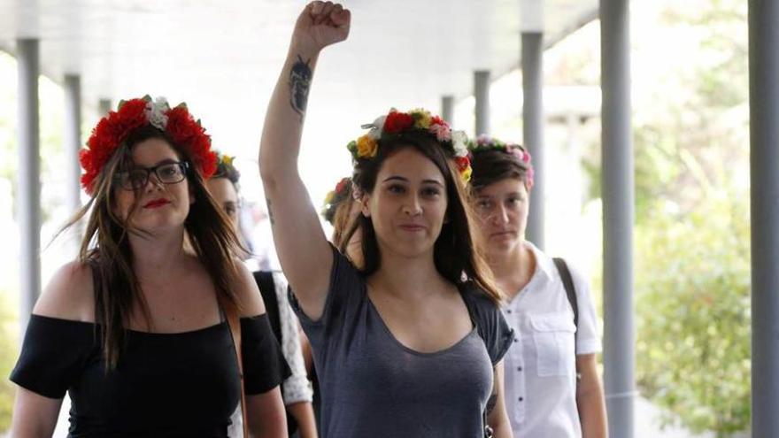 Lara Alcázar, con el puño en alto, y otras componentes de Femen.