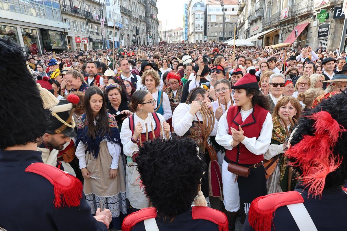 Los vigueses festejan su domingo más disfrutón: Reconquista, sol y mucho choripán