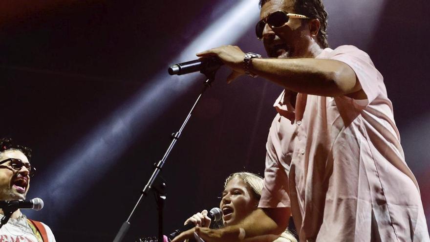 La plaza Mayor de Gijón se viene arriba con el karaoke: "Estoy muy nerviosa pero me gusta cantar muchísimo", decía la espontánea Lisa Weber