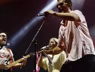 La plaza Mayor de Gijón se viene arriba cantando: "Estoy muy nerviosa pero me gusta cantar muchísimo", decía la espontánea Lisa Weber