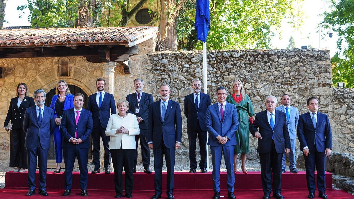 Las principales autoridades, ante la bandera de la Unión Europea.