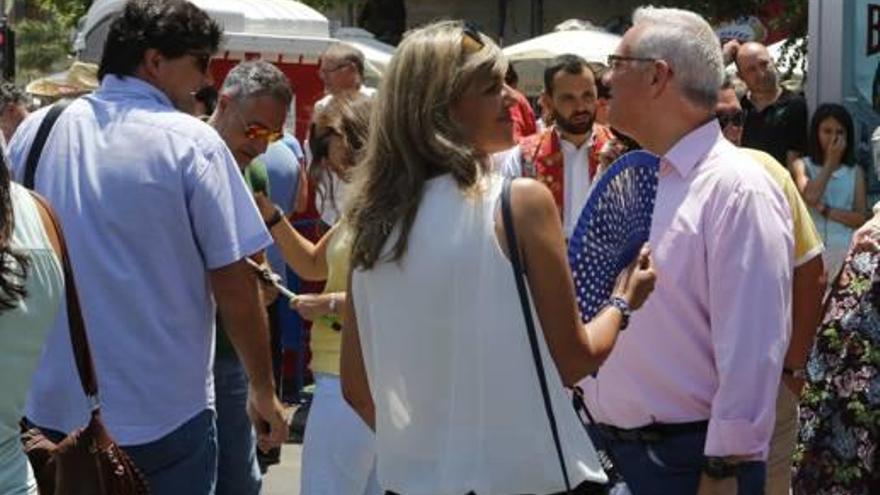 Pedro de Gea, futuro asesor del PSOE, conversa con Sánchez Zaplana y Pavón. A la derecha, el alcalde, rodeado de la corte del fuego.