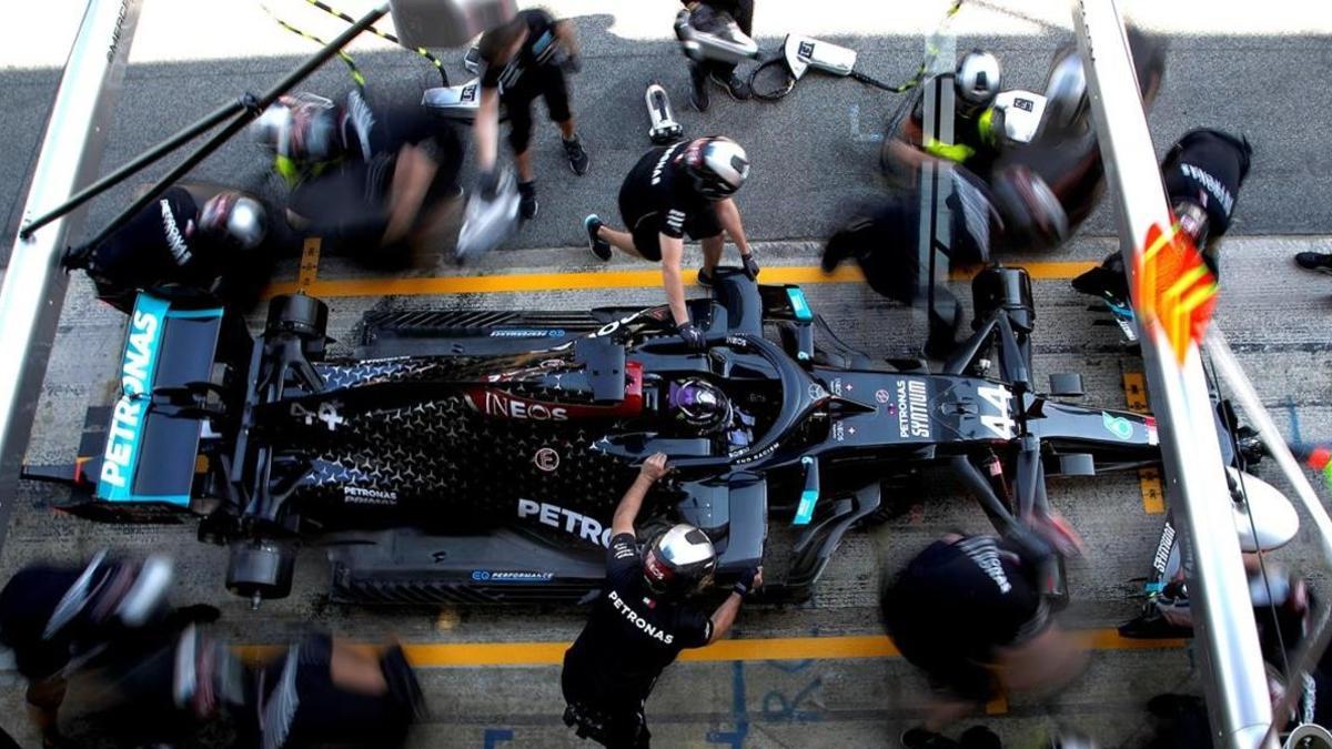 El equipo Mercedes prueba un rápido cambio de ruedas con Lewis Hamilton, en Montmeló.