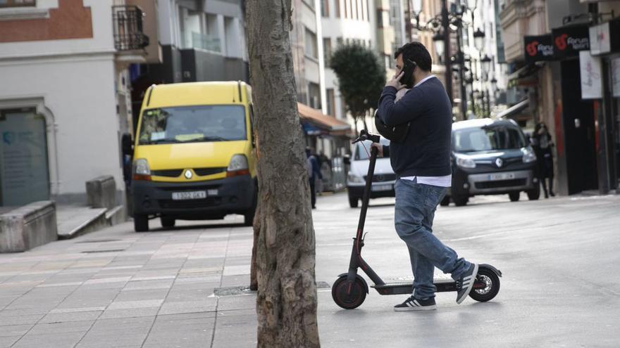 Oviedo desplegará 200 patinetes de alquiler con restricciones, tras la  prohibición en París - La Nueva España