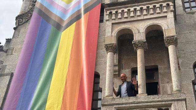 O alcalde, Alejandro Lorenzo, xunto á bandeira LGBTIQ+.   | // D.P.