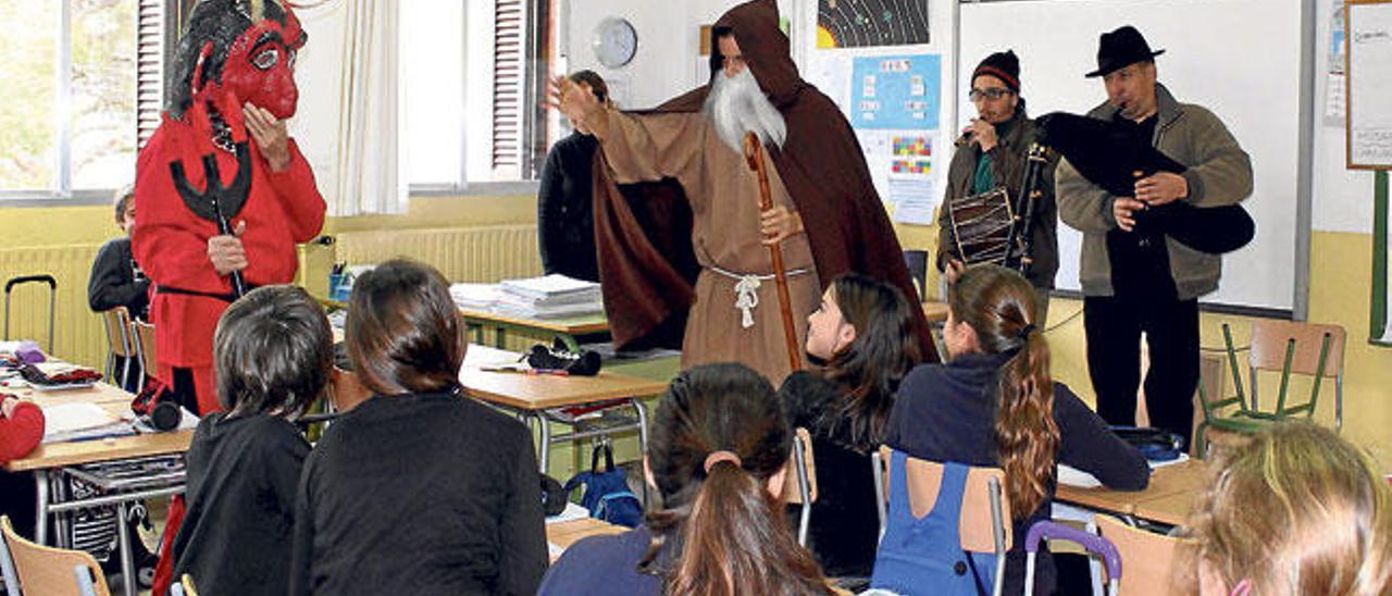 Sant Antoni i els dimonis dins una aula del CEIP Jaume I de Palmanova