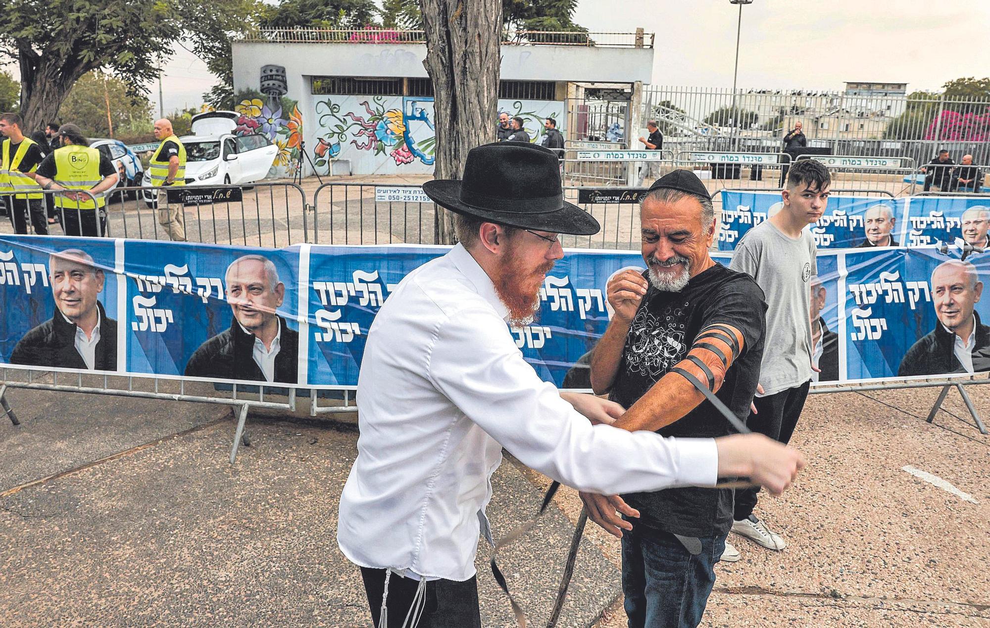 Dos judíos antes de un mitin del partido israelí Likud, liderado por Benjamin Netanyahu