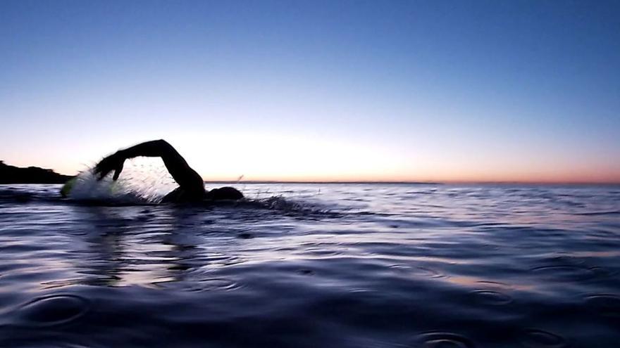 Winterschwimmer auf Mallorca: Diese Männer gehen schon vor Sonnenaufgang ins Meer