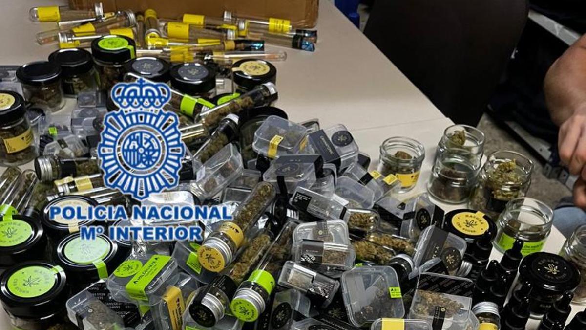 Tarros con parte de la marihuana que los policías descubrieron en el falso establecimiento de productos CBD