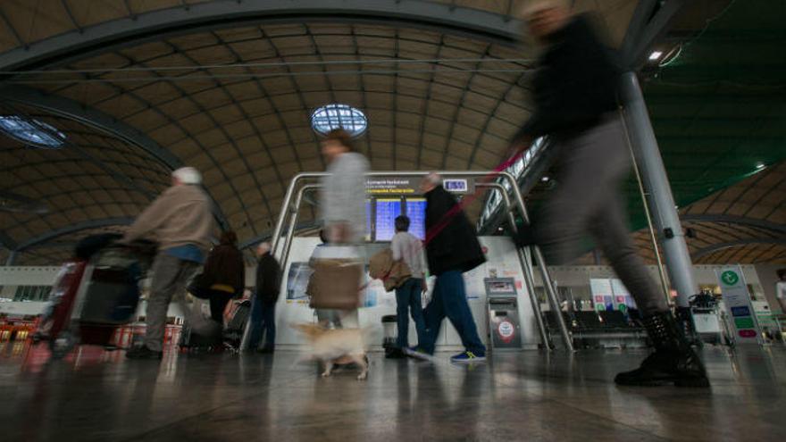 Imagen que presentaba ayer por la tarde la terminal del aeropuerto provincial donde en abril va a haber, por ejemplo, tanto movimiento como en el mes de julio