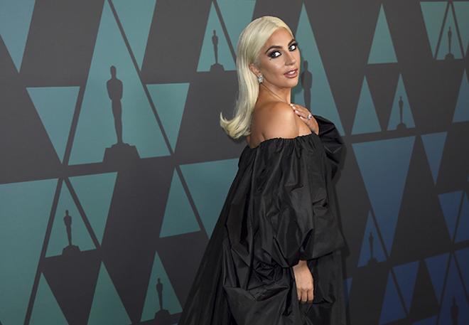 Lady Gaga con vestido negro con mucho volumen de Valentino