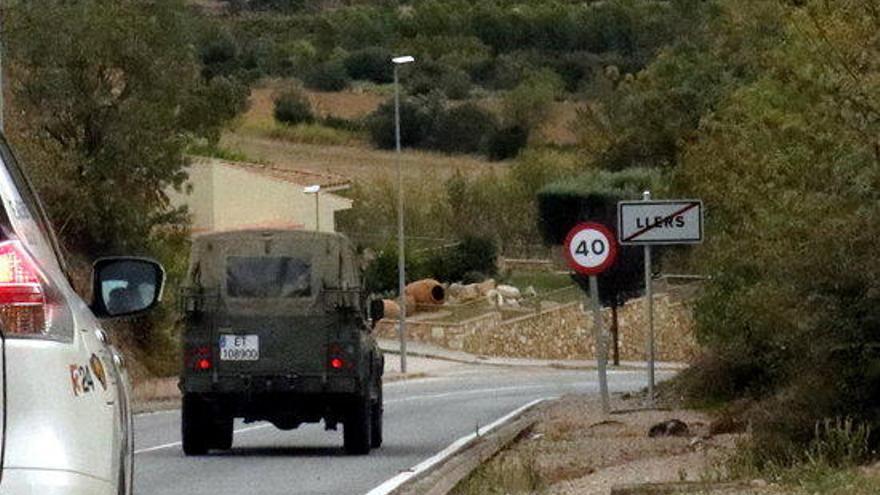 El vehicle militar sortint del terme municipal de Llers