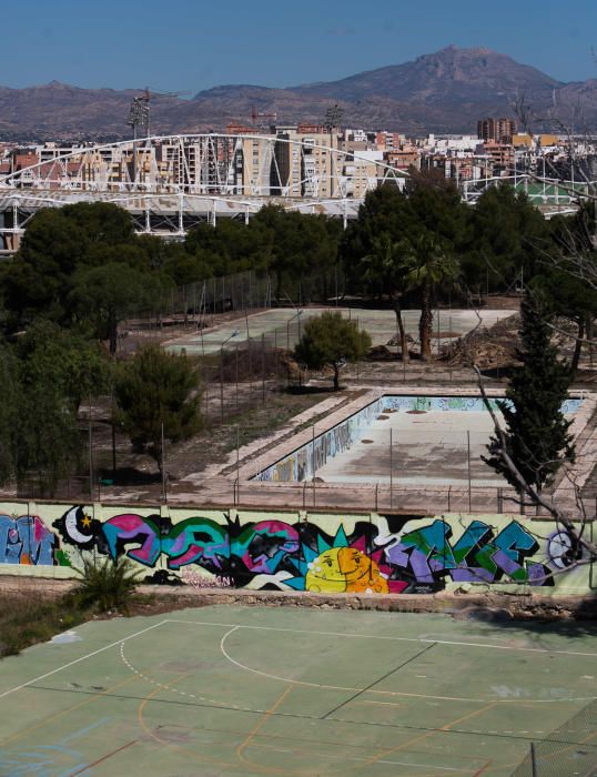 Instalaciones deportivas abandonadas en el Tossal