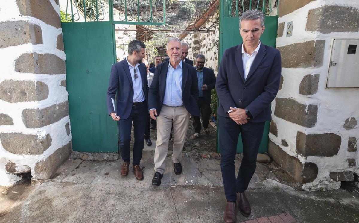 Ángel Víctor Torres visita el Cuartel de Colmenar, recientemente adquirido en Valsequillo