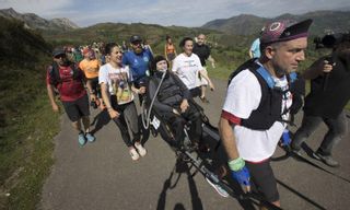 El último récord de Capitán: El exatleta afincado en Asturias recauda fondos contra la ELA y sube al Angliru junto a 300 amigos