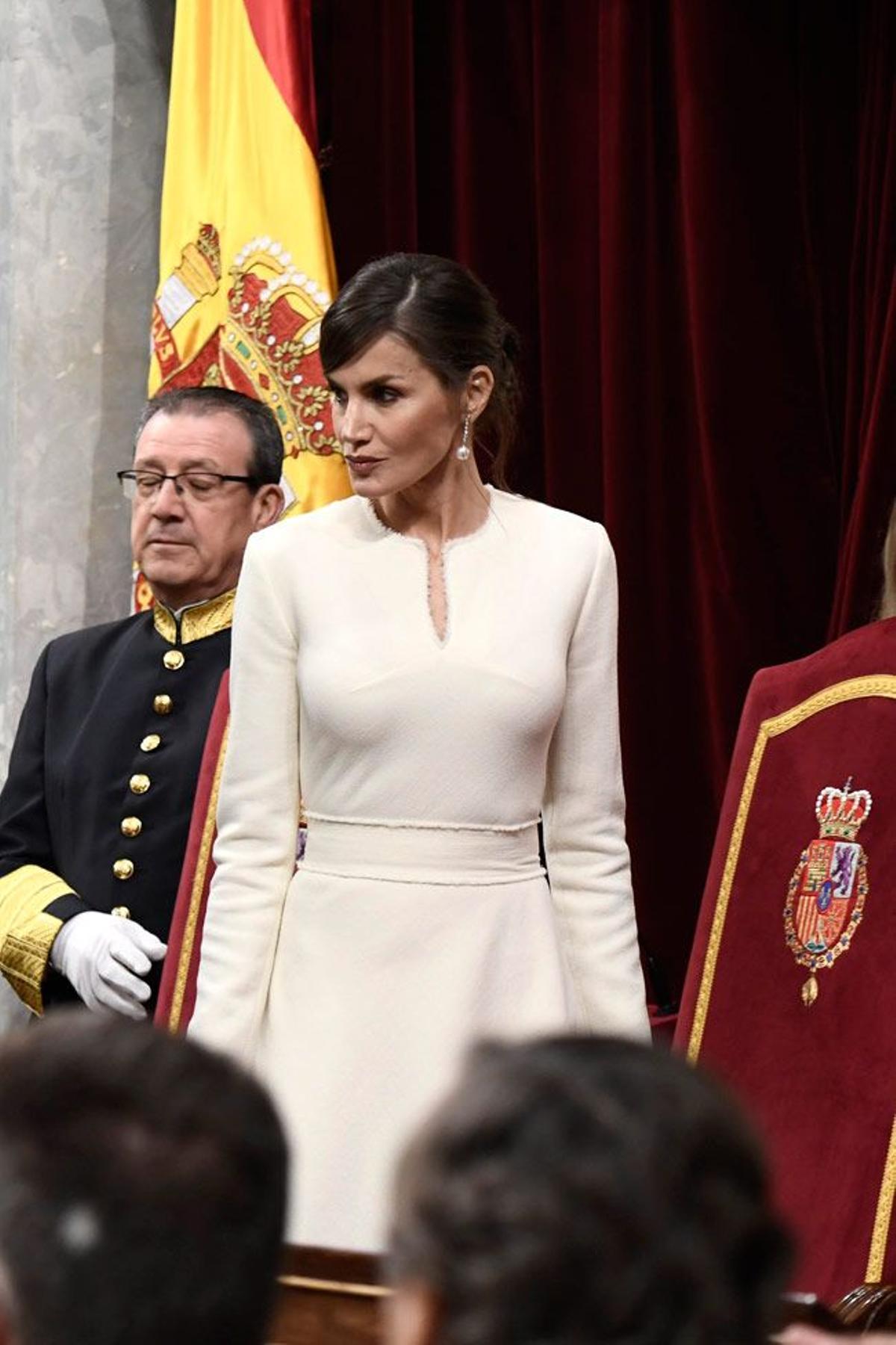 El vestido blanco de la reina Letizia en la ceremonia de apertura de la XIV Legislatura