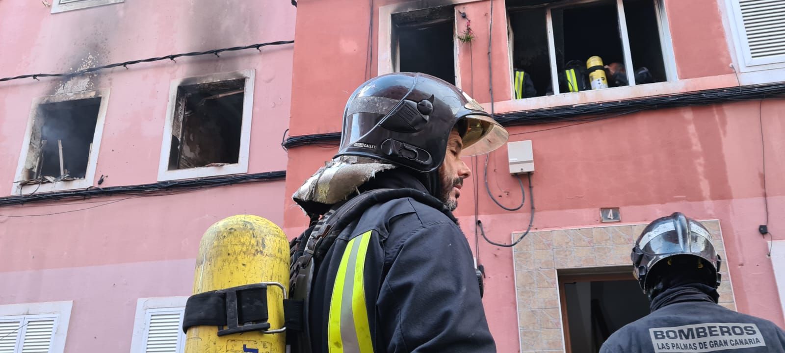 Un incendio en un edificio de Escaleritas se salda con cinco afectados y un perro fallecido (21/01/2021)