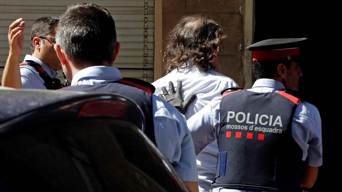 Los Mossos d’Esquadra han detenido a un hombre por su supuesta relación con la desaparición de su expareja en Terrassa (Barcelona), donde los agentes registran por orden judicial la vivienda que ambos compartían para tratar de localizar el cadáver de la mujer, Mònica Borràs.