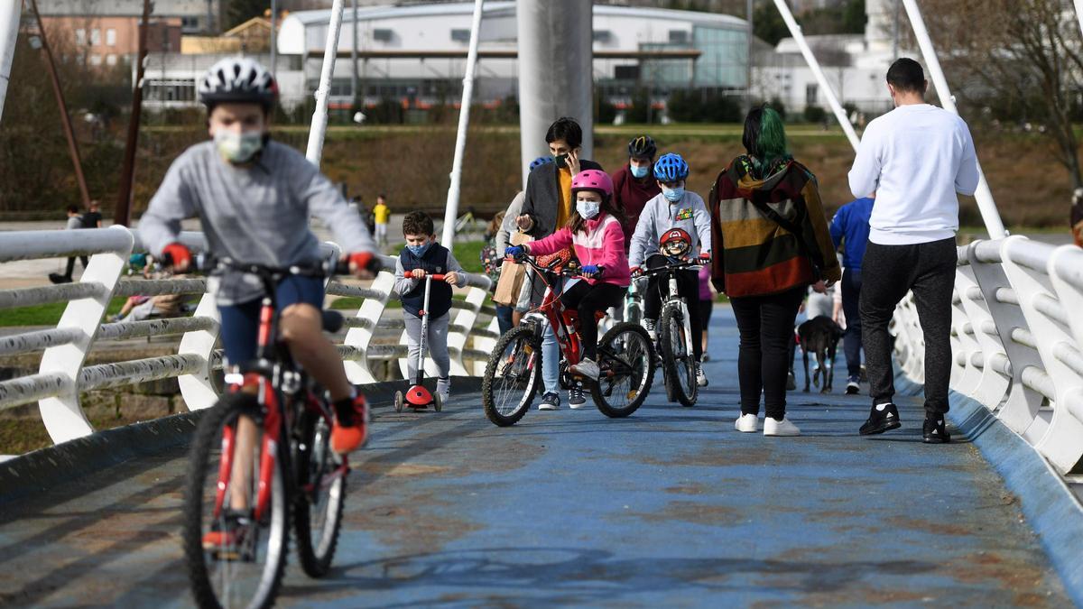 Niños con sus bicicletas en Pontevedra.