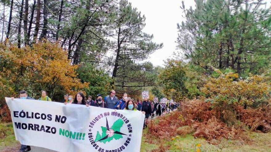 Una marcha de dos centenares de personas contra los eólicos en O Morrazo